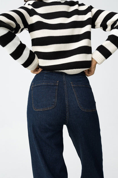Jeans Olivia blu scuro dettaglio vita alta e gamba dritta, abbinamento con cardigan a righe per look casual elegante
