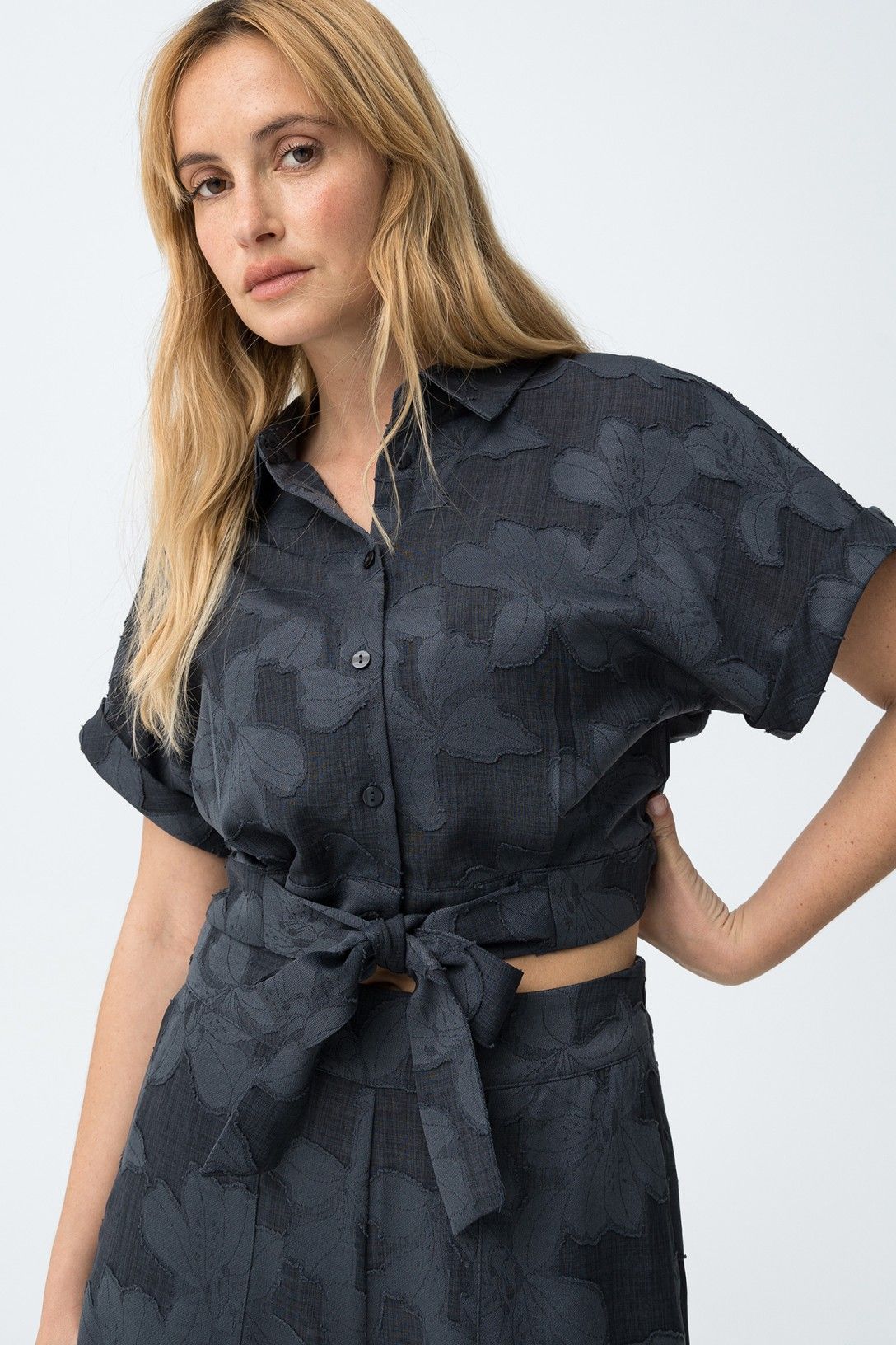 Camicia donna mezza manica del completo donna fantasia floreale in blu con fiocco vita, dettaglio bottoni