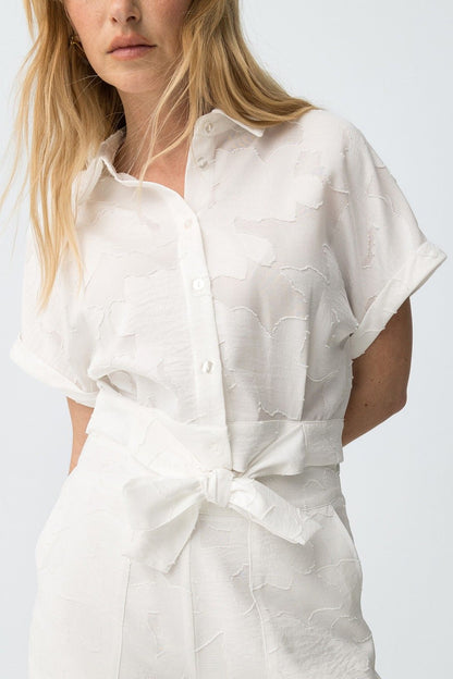 Camicia donna mezza manica fantasia floreale in bianco con fiocco vita, dettaglio bottoni del completo donna fantasia floreale