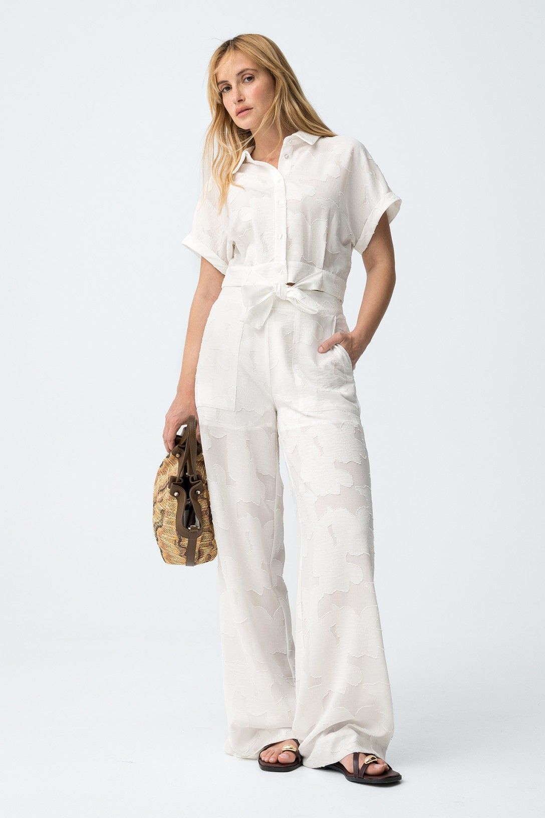 Completo donna fantasia floreale opera in bianco, indossato da modella total look