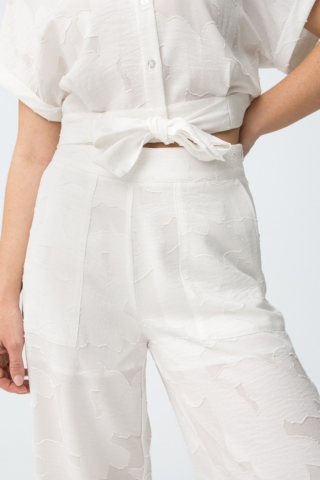 Dettaglio fiocco vita camicia donna floreale, del completo donna fantasia floreale opera