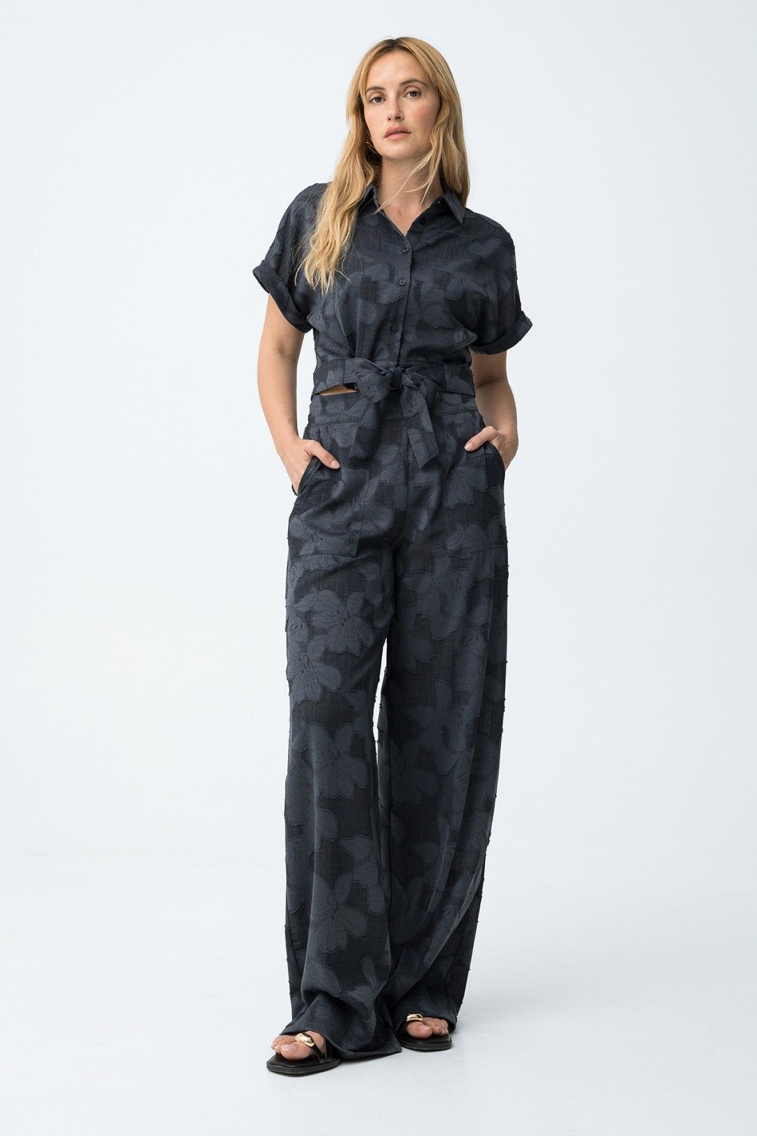 Completo donna fantasia floreale Opera in blu indossato, look elegante 