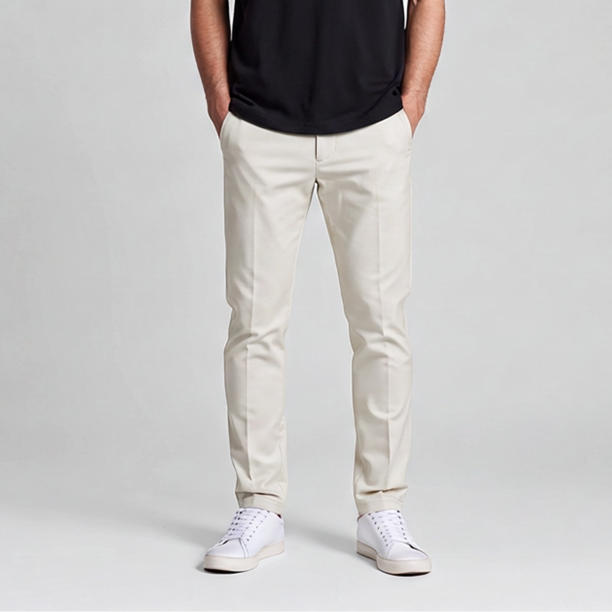 Pantalone uomo sartoriale fibbie punto milano panna - indossato da modello - vista frontale