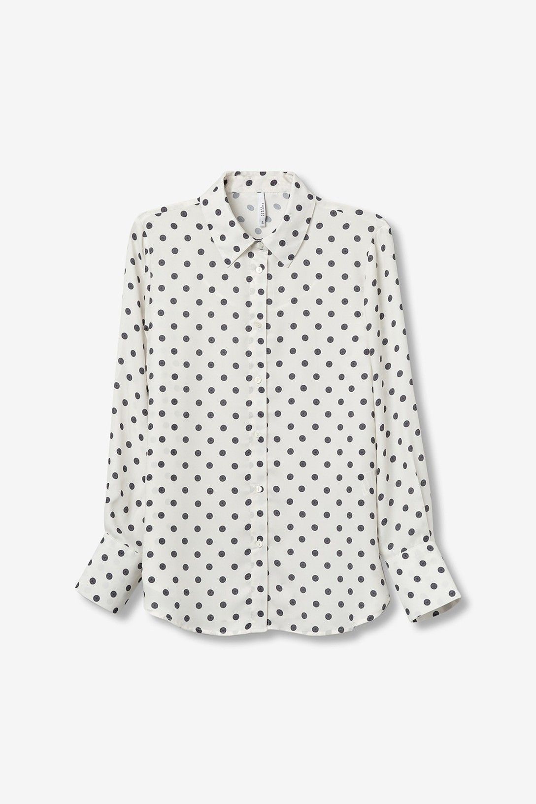 Camicia Paradise_3 appesa - vista del prodotto senza modella che mostra chiaramente la stampa a pois e la forma della camicia