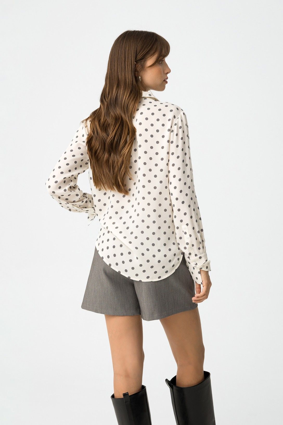 Camicia Paradise_3 a pois - vista posteriore completa del look con shorts grigi, dettaglio della silhouette e proporzioni