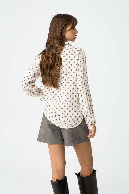 Camicia Paradise_3 a pois - vista posteriore completa del look con shorts grigi, dettaglio della silhouette e proporzioni