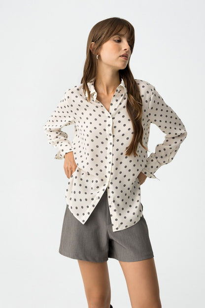 Camicia Paradise_3 a pois - dettaglio della stampa all-over e vestibilità regolare su modella