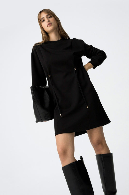 "Abito Felpa Pepper nero - Dettaglio styling con accessori e stivali neri per look completo"