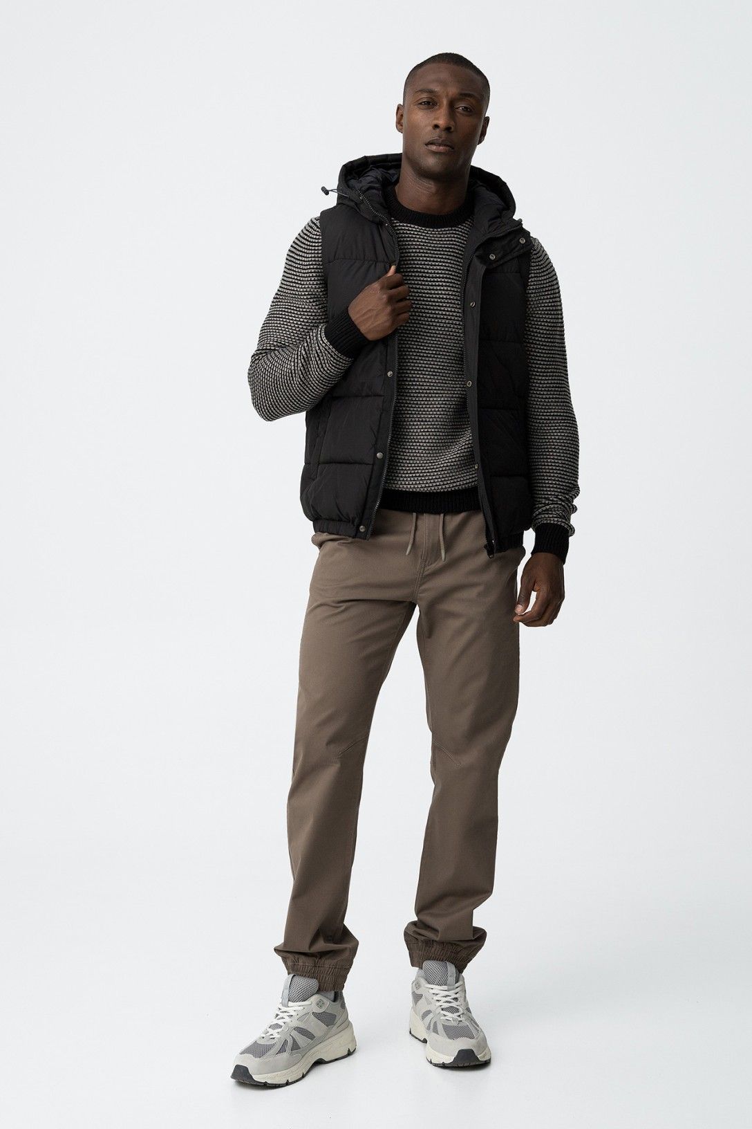 Look completo uomo con giubbotto smanicato Peter nero Tiffosi, maglione a righe e pantaloni beige
