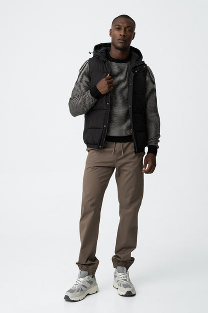 Look completo uomo con giubbotto smanicato Peter nero Tiffosi, maglione a righe e pantaloni beige
