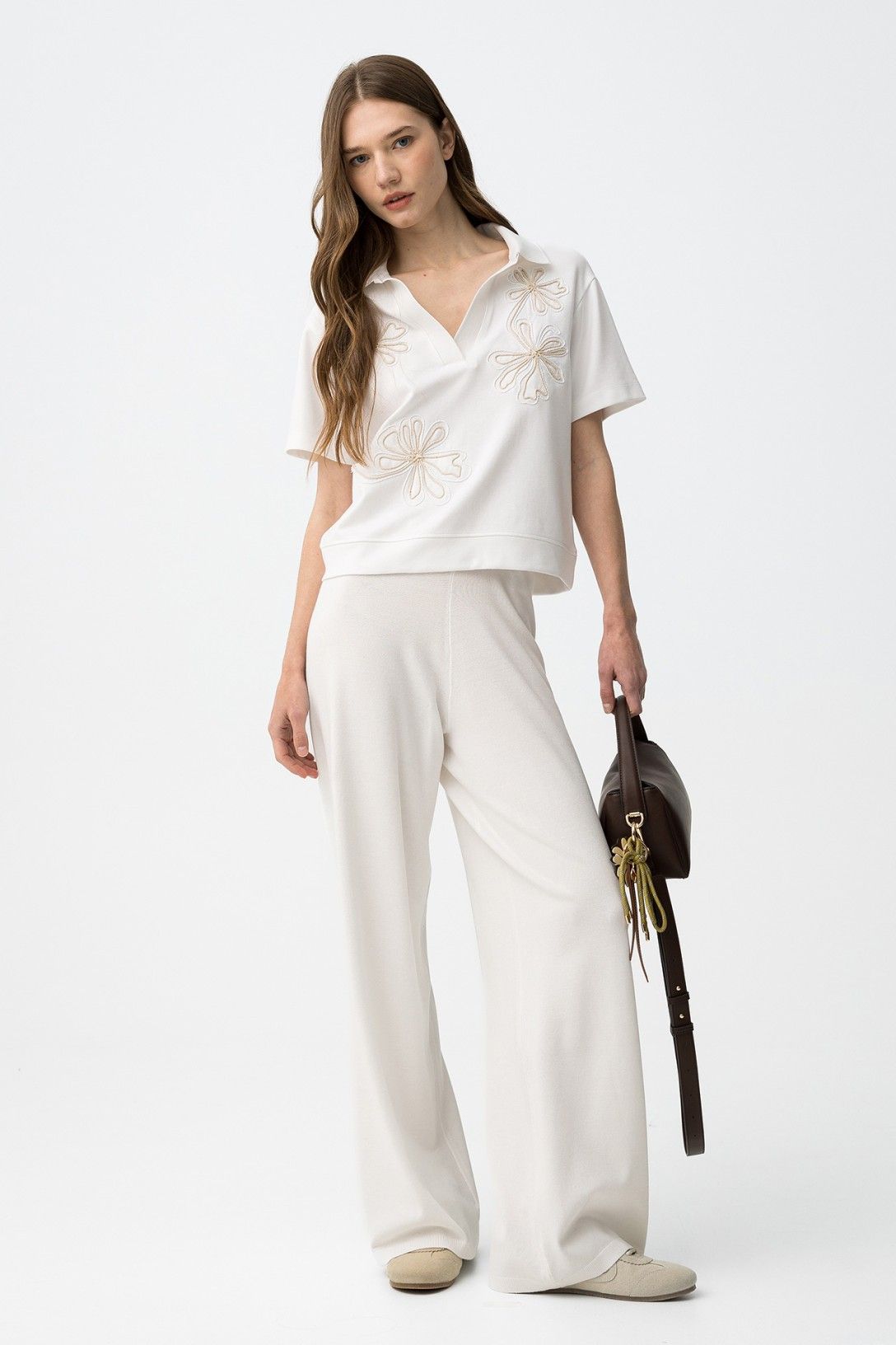 Polo donna ricamo floreale Philly Tiffosi - total look maglia bianca con ricamo floreale e scollo a V