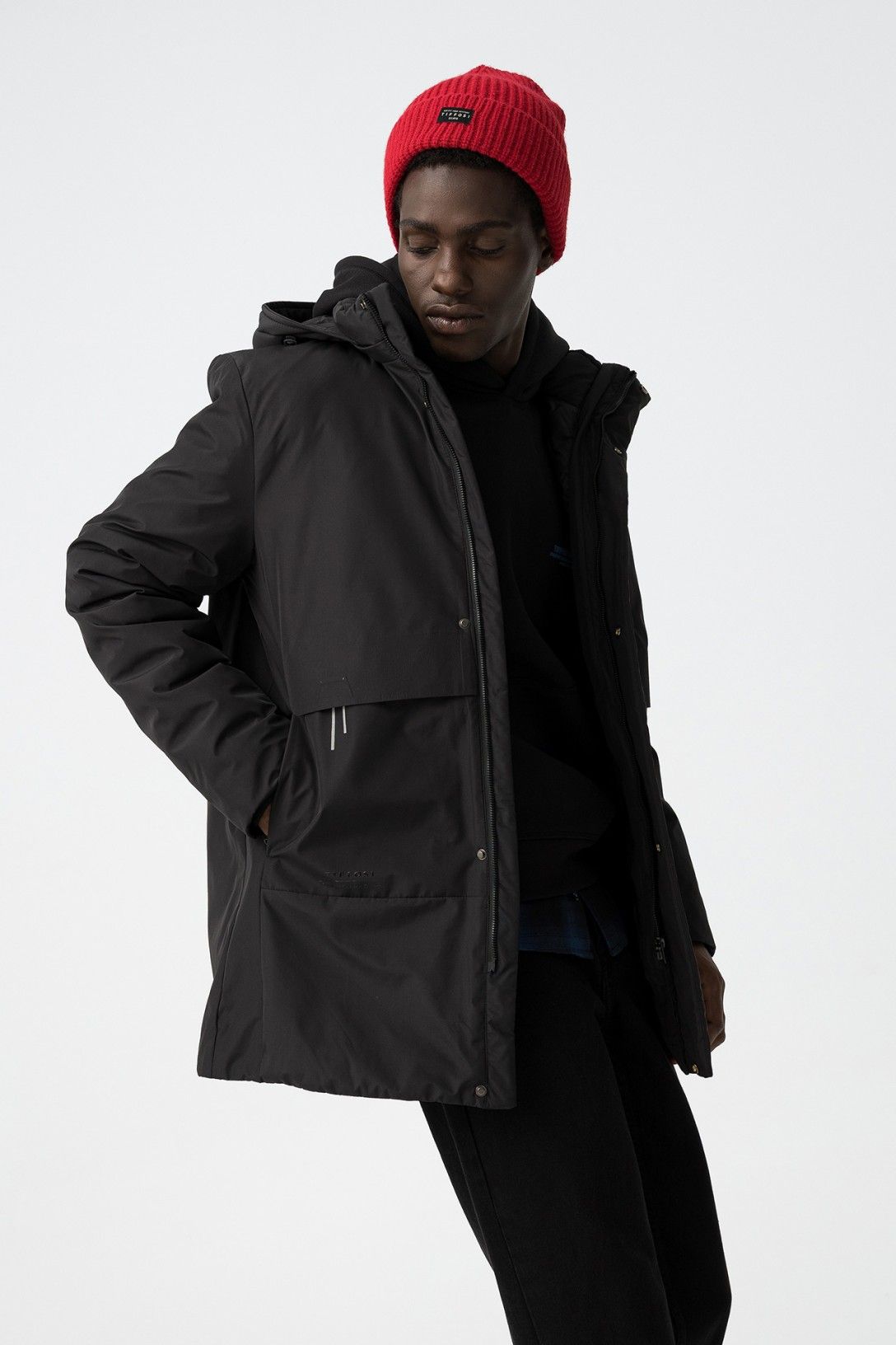 Modello indossa giubbotto uomo Portmore 3 in 1 nero Tiffosi