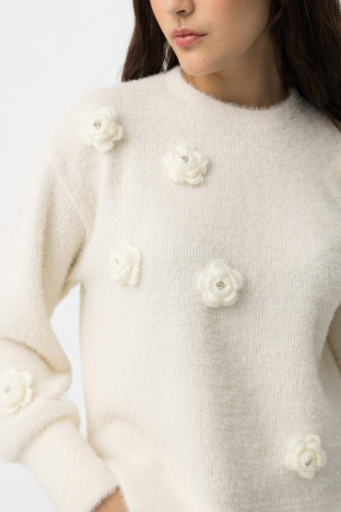 Maglione Puffy dettaglio applicazioni floreali in rilievo con perle centrali