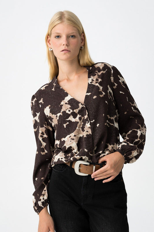 "Camicia donna Qatar_c con stampa animalier all-over, scollo a V e maniche lunghe - Vista frontale completa"