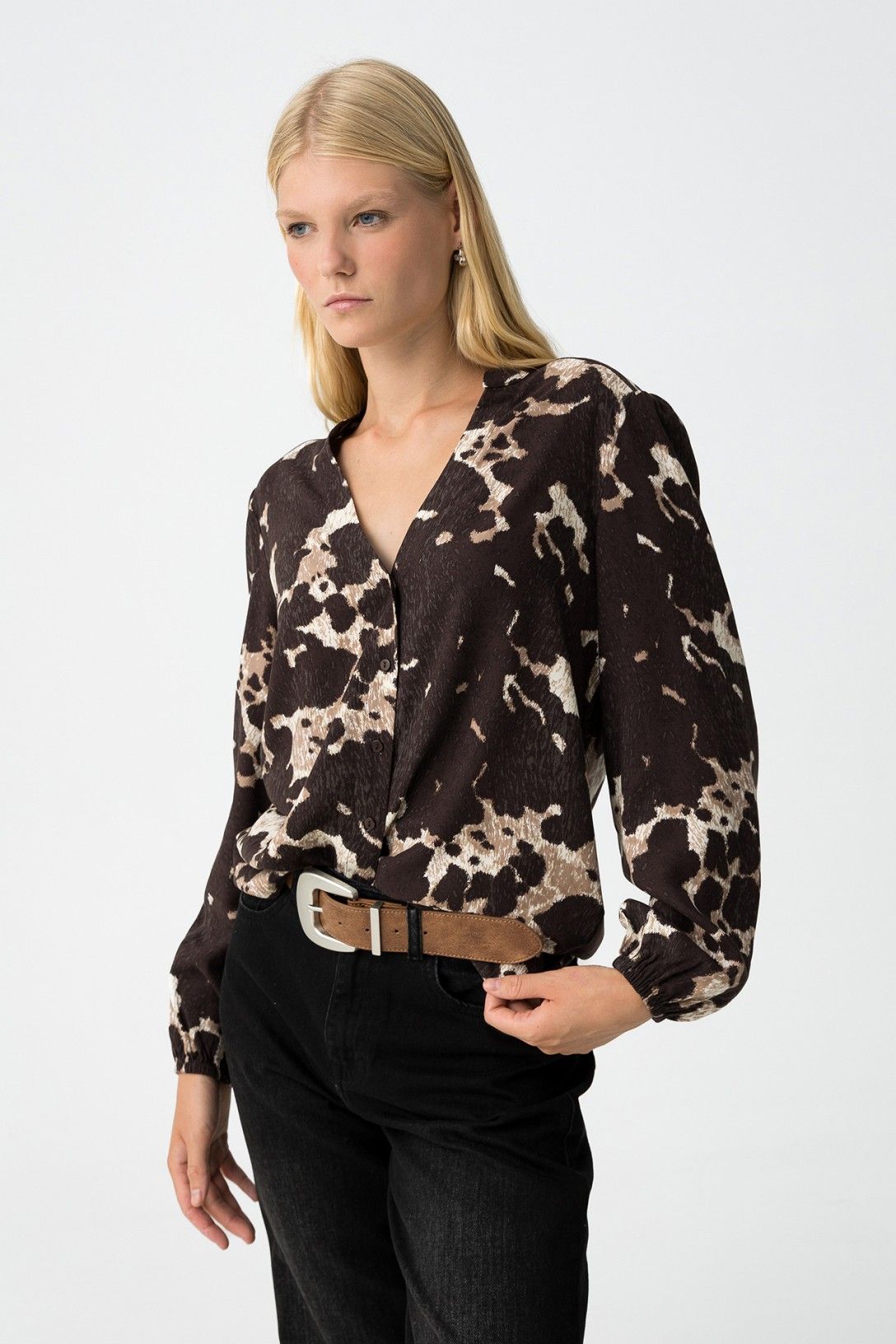 "Camicia Qatar_c indossata - Vestibilità regular fit con stampa animalier elegante e bottoni frontali"