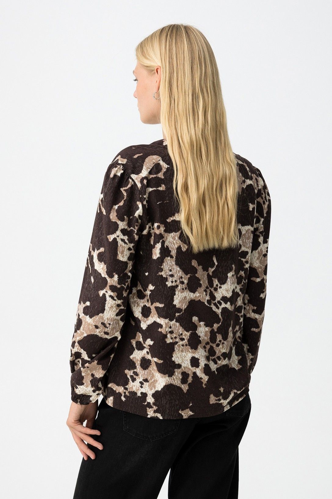 "Vista posteriore camicia donna Qatar_c - Dettaglio stampa animalier e vestibilità fluida"
