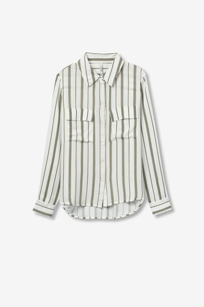 Camicia Tiffosi stesa su sfondo neutro, righe verticali bianche e verdi, tasche frontali con patta e maniche lunghe
