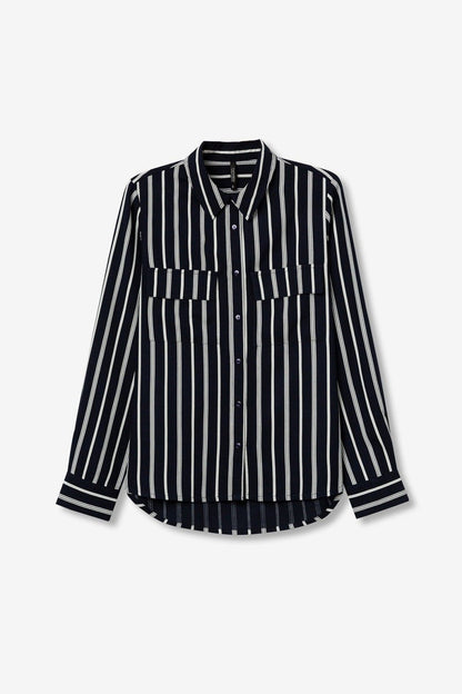 Camicia Tiffosi stesa su sfondo neutro, righe verticali blu navy e bianche, tasche frontali con patta e maniche lunghe
