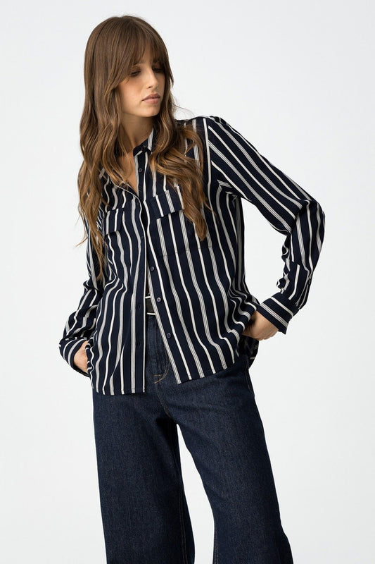Look casual con camicia Tiffosi a righe Lions Blue, maniche lunghe e colletto classico, styling con jeans e capelli mossi
