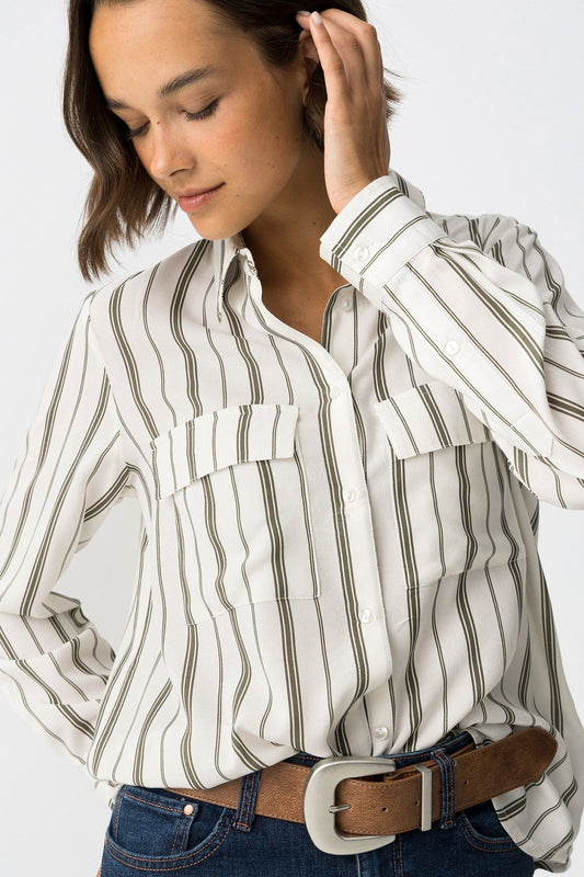 Dettaglio camicia Tiffosi a righe Patina Green, colletto classico e abbottonatura frontale, modella con mano tra i capelli
