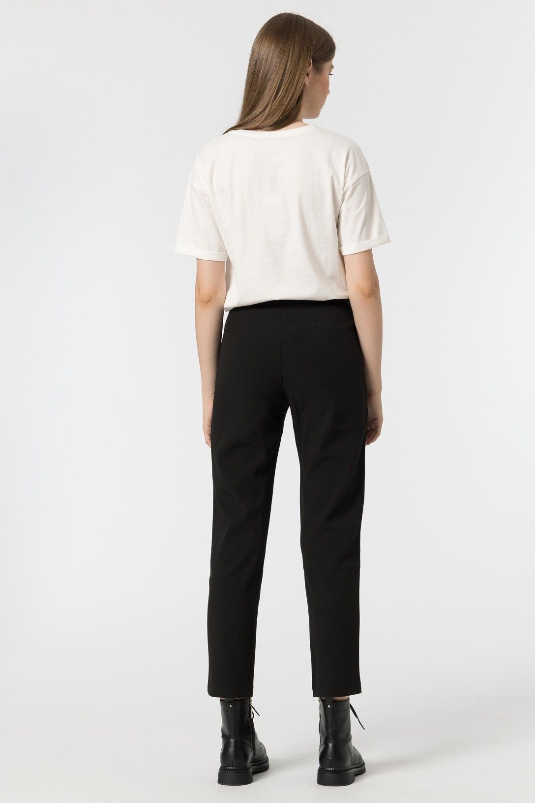 "Vista posteriore pantaloni slim fit donna in nero con tasche posteriori"