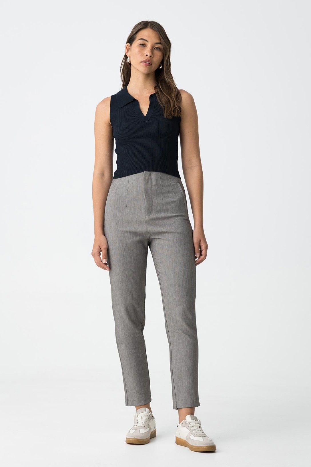 "Vista frontale pantaloni donna vita alta in grigio con chiusura cerniera centrale"