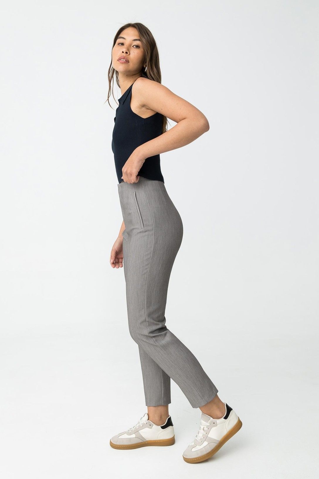 "Vista laterale pantaloni donna in grigio vita alta con chiusura cerniera centrale"