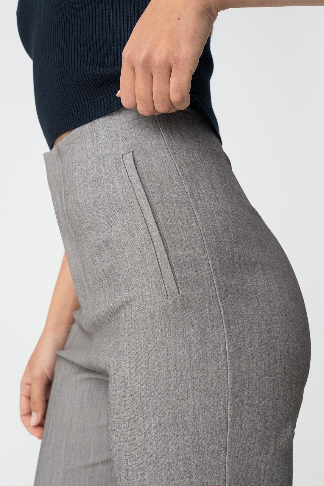 "Dettaglio tessuto e tasca pantaloni: 72% poliestere, 23% viscosa, 5% elastan"
