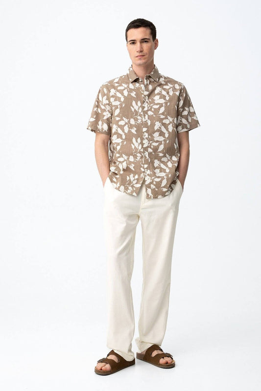 Pantalone uomo relaxed fit cotone lino panna - modello indossato casual