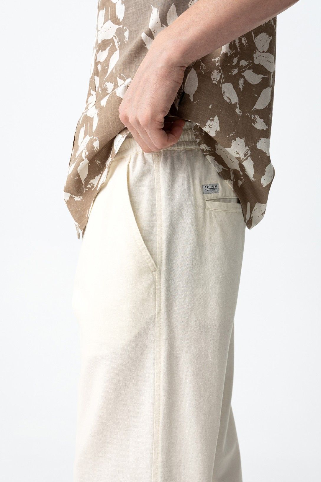 Pantalone uomo relaxed fit panna elastico vita - dettaglio tessuto cotone lino