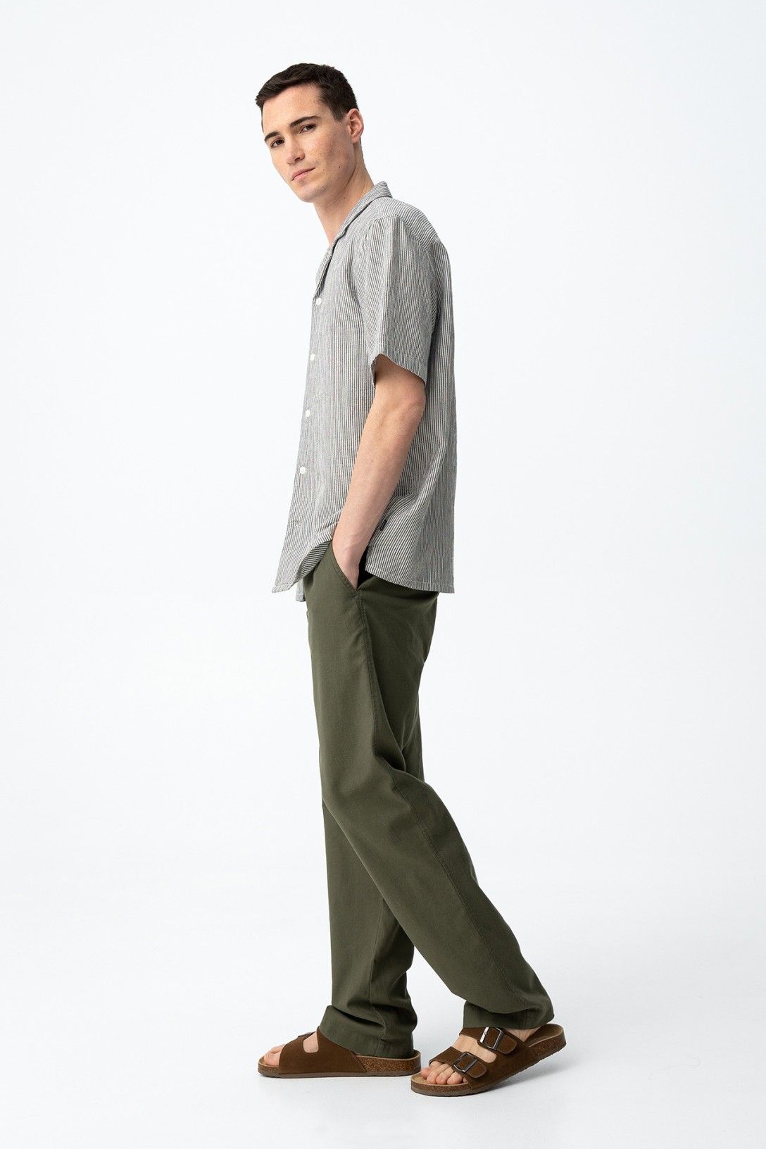 Pantalone uomo relaxed fit verde militare - vista laterale taglio dritto