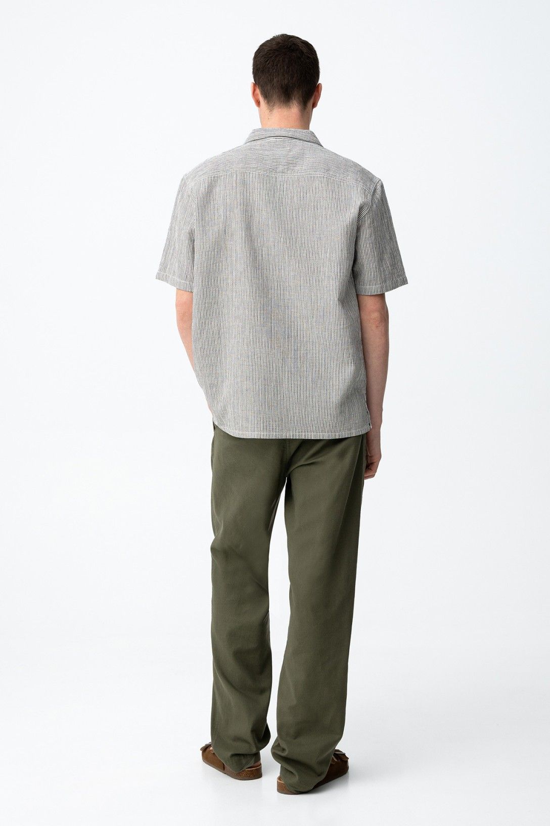 Pantalone uomo relaxed fit  verde militare - vista posteriore tasche