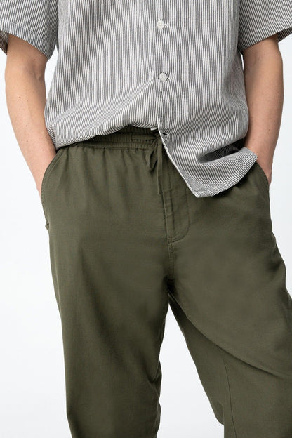 Pantalone uomo relaxed fit con elastico in vita regolabile - dettaglio coulisse
