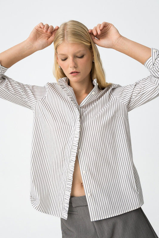 Camicia Rixie a righe donna bianca e nera - vista frontale con dettagli volant sul colletto
