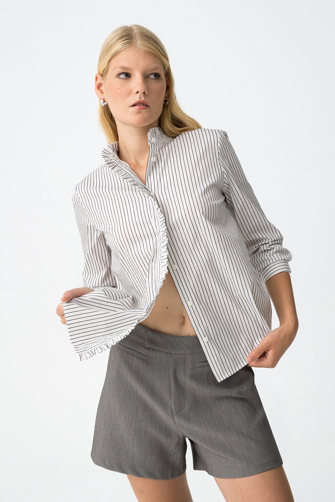 Camicia Rixie Tiffosi - modella che indossa la camicia a righe con pantaloni grigi, stile casual elegante
