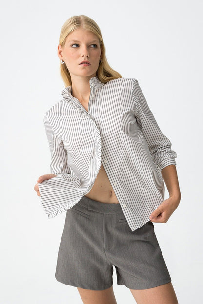 Camicia Rixie Tiffosi - modella che indossa la camicia a righe con pantaloni grigi, stile casual elegante