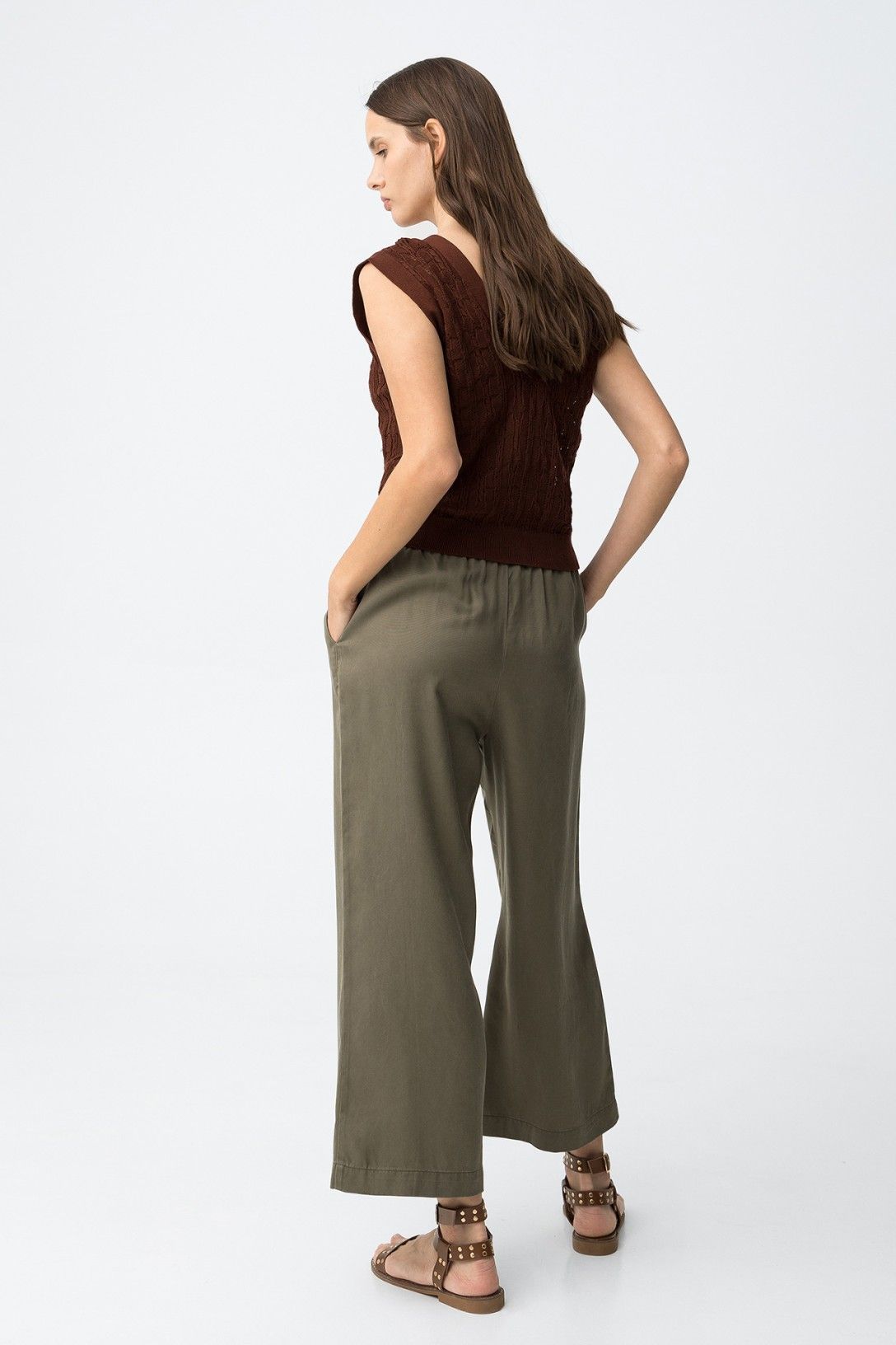 Pantalone donna con coulisse lyocell verde militare indossato, vestibilità gamba larga fluidavista posteriore