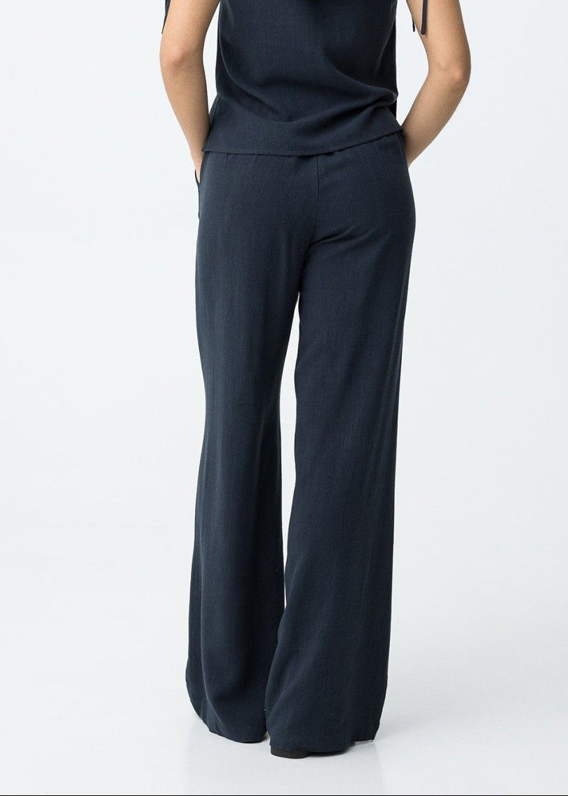 Vista posteriore Pantalone Ruthy donna ampio e fluido in viscosa lino, colore blu scuro – Frarò
