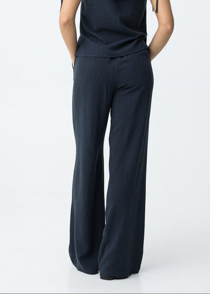 Vista posteriore Pantalone Ruthy donna ampio e fluido in viscosa lino, colore blu scuro – Frarò
