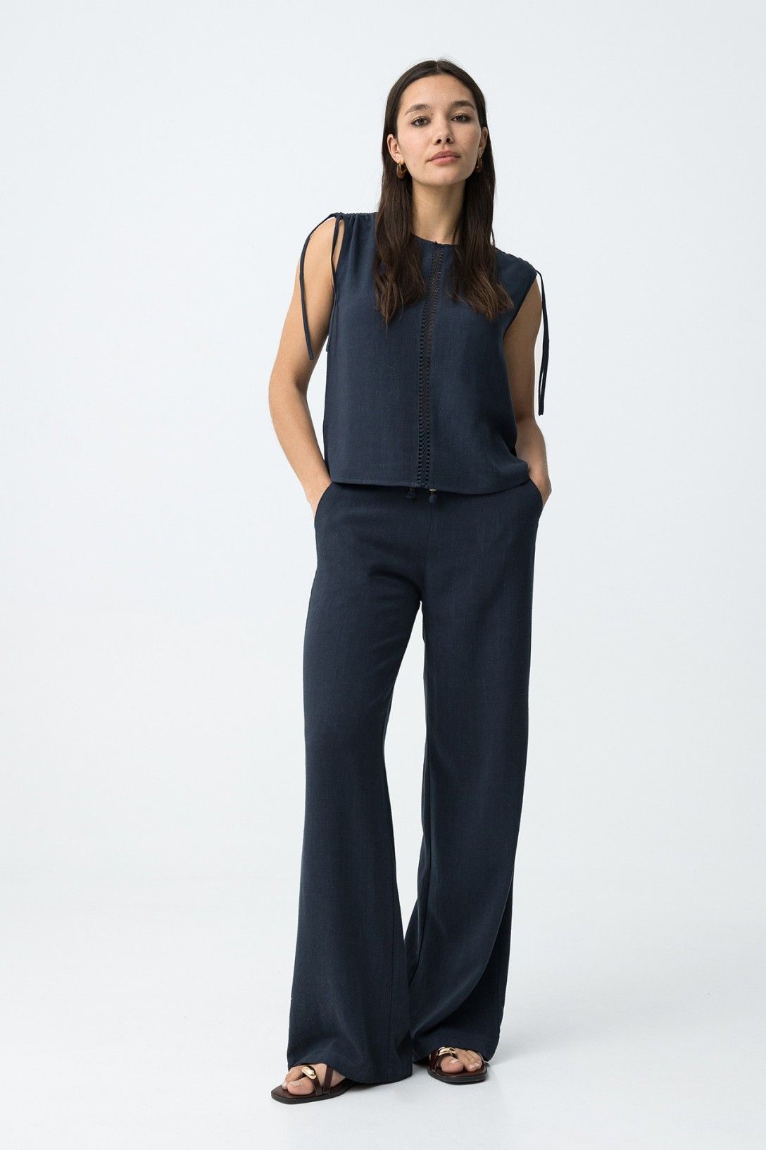 Donna indossa Pantalone Ruthy Tiffosi vestibilità ampia blu scuro, look casual comodo – Frarò
