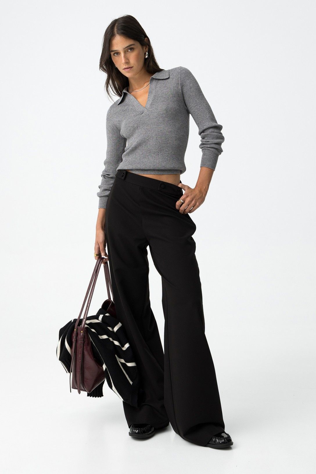 Look styling con pantalone Sammy_1 nero, maglia grigia crop e accessori - outfit completo che evidenzia la versatilità del capo