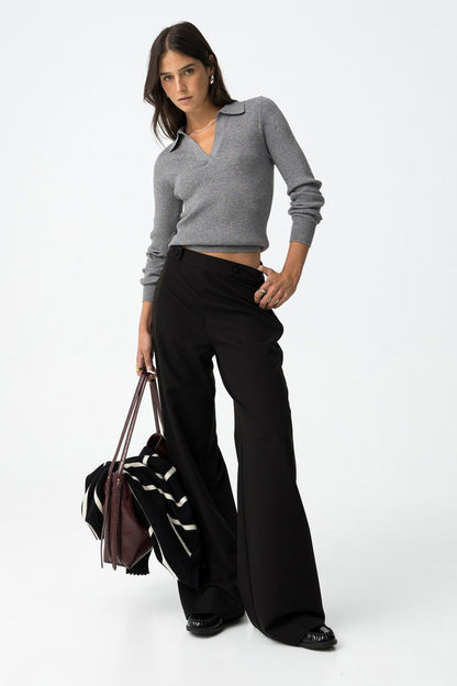 Look styling con pantalone Sammy_1 nero, maglia grigia crop e accessori - outfit completo che evidenzia la versatilità del capo