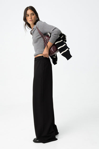 Modella con pantalone Sammy_1 wide leg nero e maglia grigia a coste - look completo che mostra la silhouette a gamba larga