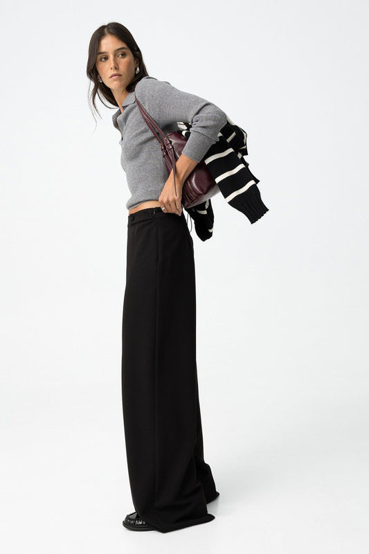 Modella con pantalone Sammy_1 wide leg nero e maglia grigia a coste - look completo che mostra la silhouette a gamba larga