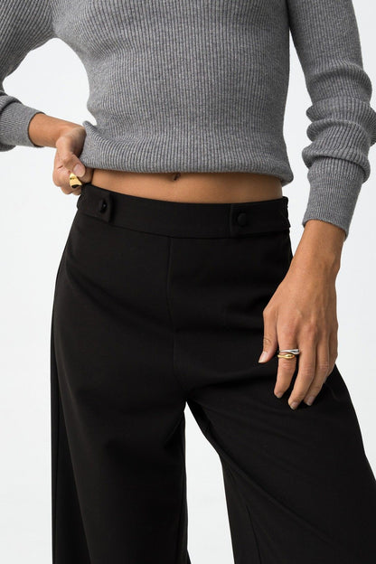 Primo piano pantalone Sammy_1 nero - dettaglio passanti per cintura, zip laterale e vestibilità wide leg a vita alta