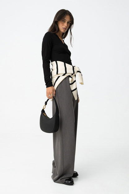 Look styling completo con pantalone Sammy_1 grigio, top nero, cardigan a righe e borsa nera - outfit business casual elegante