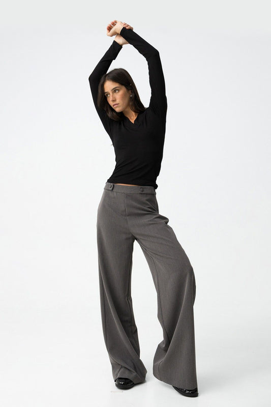Modella in movimento con pantalone Sammy_1 wide leg grigio e top nero - look dinamico che mostra la fluidità della gamba larga