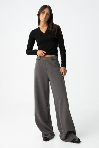 Pantalone Sammy_1 wide leg grigio - vista frontale completa che evidenzia la vestibilità a gamba larga e l'abbinamento con top nero