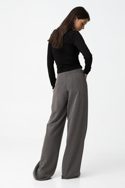 vista posteriore pantalone Sammy_1 grigio - dettaglio della vita alta,  e texture del tessuto elasticizzato