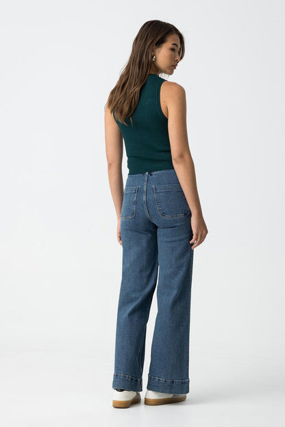 "Vista posteriore jeans donna Sarah con gamba larga e tasche posteriori applicate"